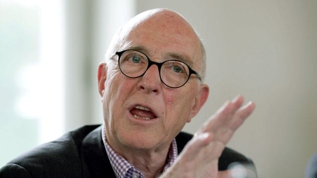 Der Gründungsdirektor des Arp-Museums Rolandseck, Klaus Gallwitz, bei der Presssekonferenz zur Eröffnung des Hauses.