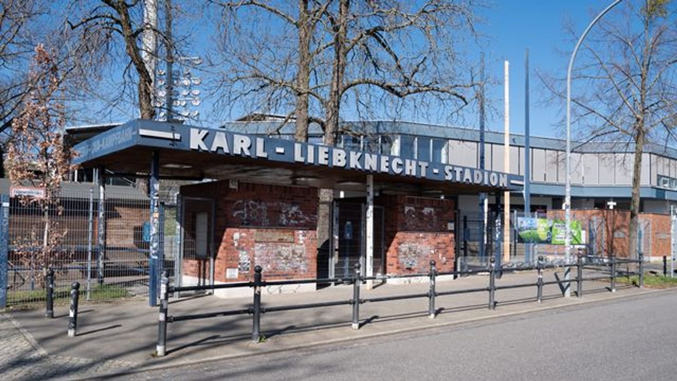 Der Eingang zum Karl-Liebknecht-Stadion im Potsdamer Stadtteil Babelsberg.