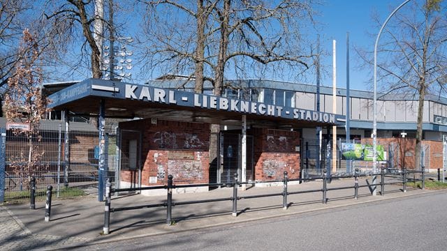 Der Eingang zum Karl-Liebknecht-Stadion im Potsdamer Stadtteil Babelsberg. Der Eingang zum Karl-Liebknecht-Stadion im Potsdamer Stadtteil Babelsberg.
