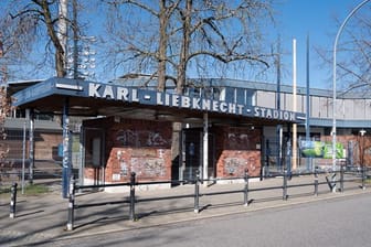 Der Eingang zum Karl-Liebknecht-Stadion im Potsdamer Stadtteil Babelsberg.
