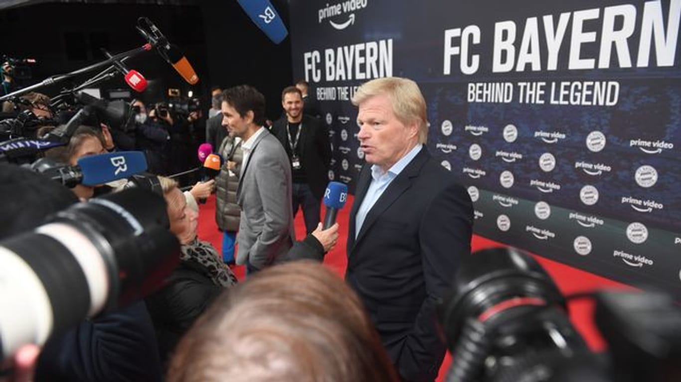 Bayerns Vorstandschef Oliver Kahn (r) bei der Premiere der Doku-Serie "FC Bayern - Behind The Legend" in München.