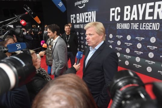 Bayerns Vorstandschef Oliver Kahn (r) bei der Premiere der Doku-Serie "FC Bayern - Behind The Legend" in München.