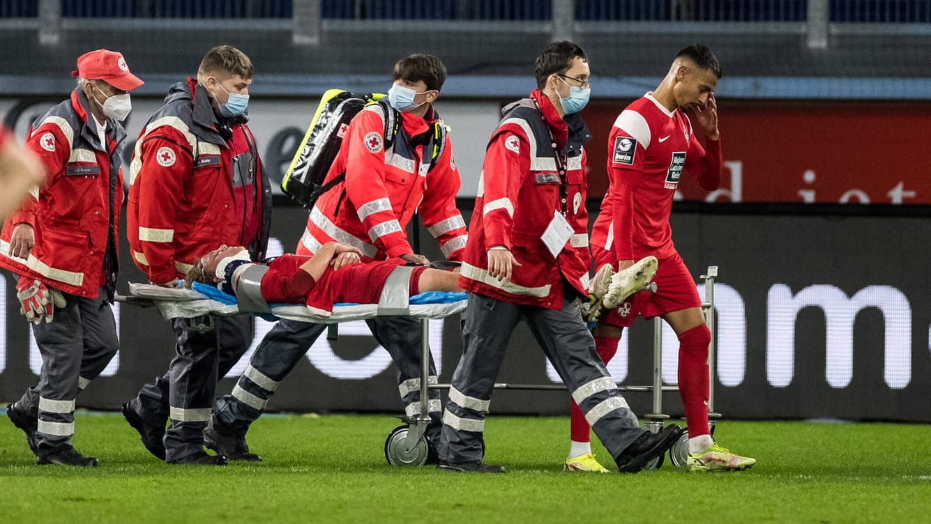 Schlimme Szene: Felix Götze wird mit einer Trage vom Platz gebracht.