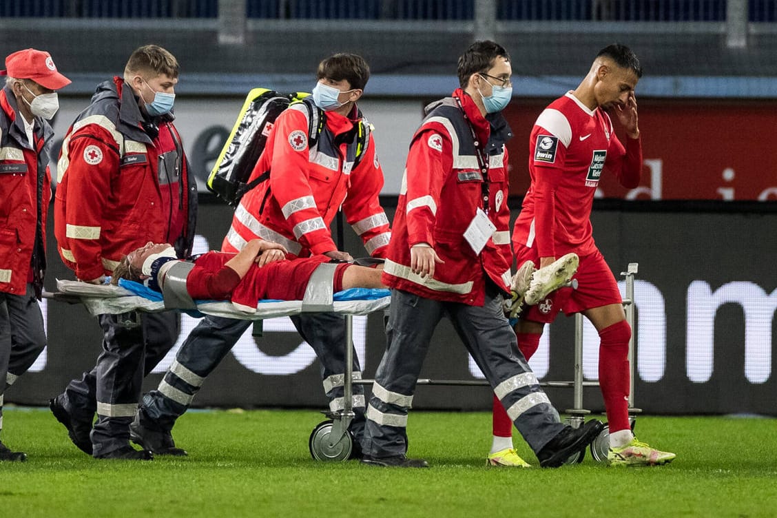 Schlimme Szene: Felix Götze wird mit einer Trage vom Platz gebracht.