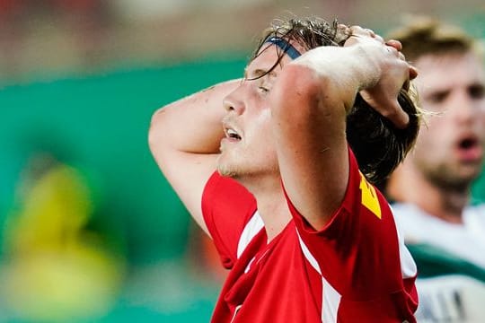 Kaiserslauterns Felix Götze zog sich in der Partie beim MSV Duisburg eine Verletzung am Kopf zu.