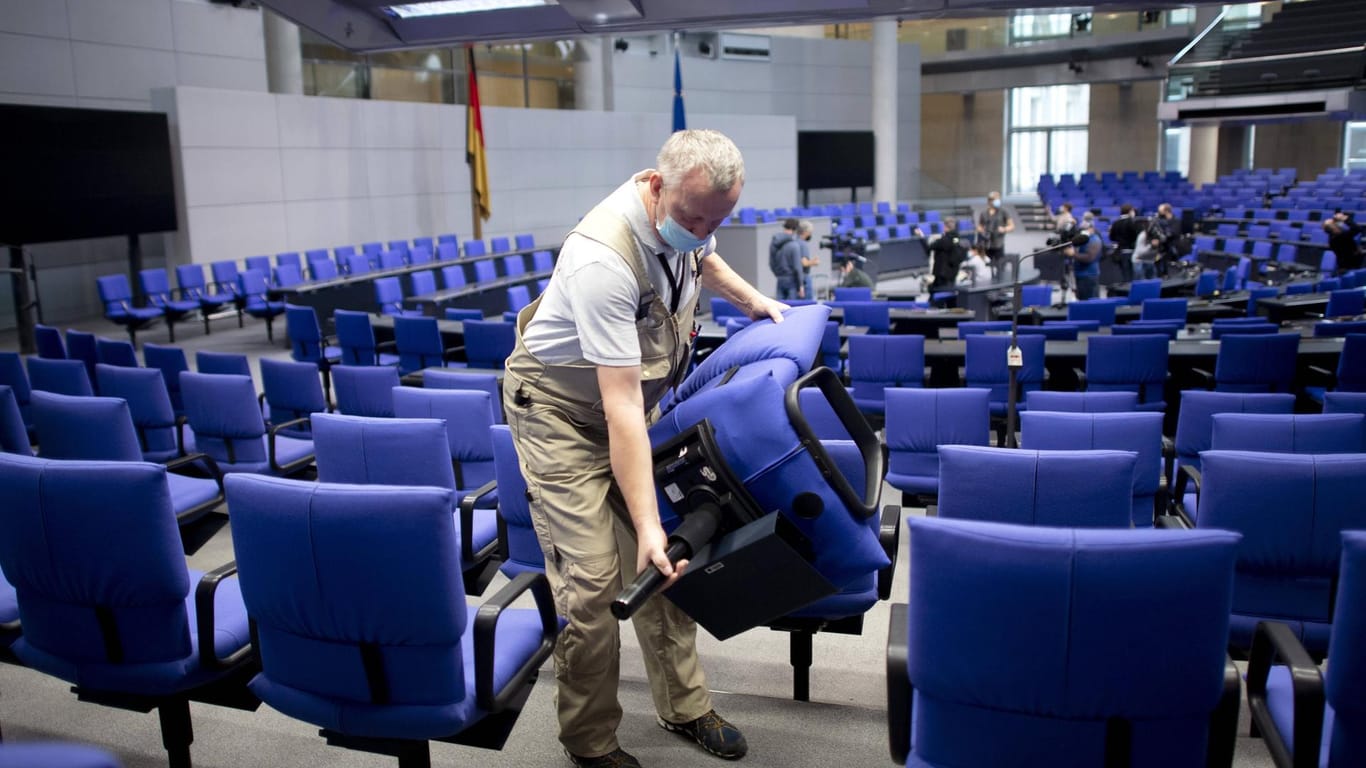 Für die vielen Abgeordneten mussten neue Sessel im Bundestag installiert werden.