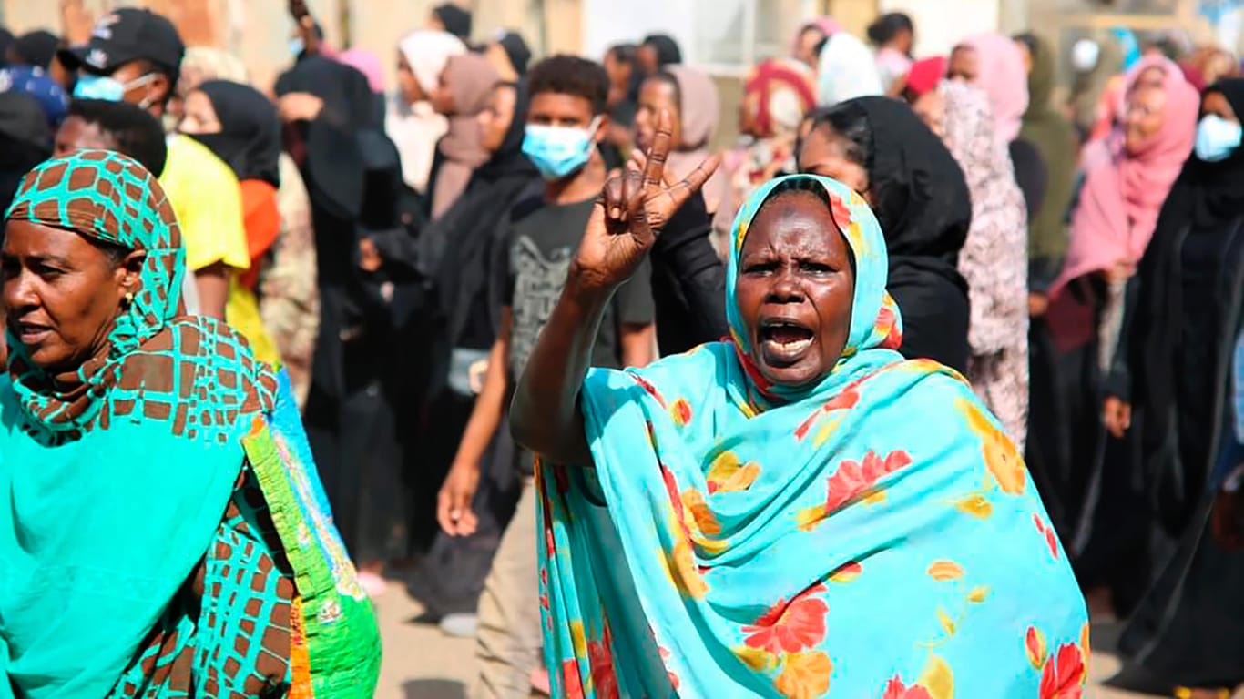 Putsch im Sudan: Eine Demonstrantin zeigt das Siegeszeichen, während Tausende auf die Straße gehen, um die Machtübernahme durch das Militär zu verurteilen.