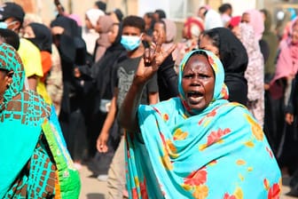 Putsch im Sudan: Eine Demonstrantin zeigt das Siegeszeichen, während Tausende auf die Straße gehen, um die Machtübernahme durch das Militär zu verurteilen.