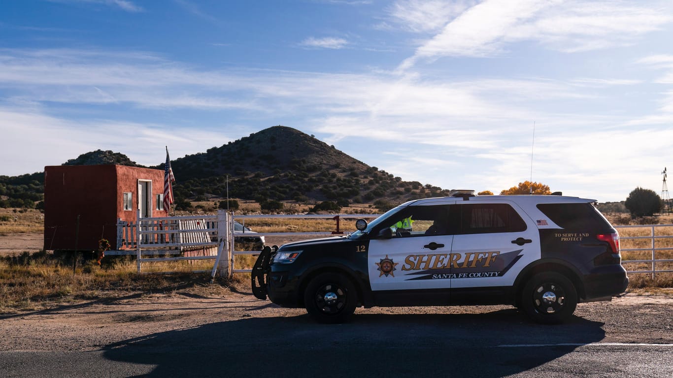 Ein Wagen des Sheriffs von Santa Fe County parkt auf der Straße am Eingang der Bonanza Creek Ranch, auf der sich der Unfall ereignete.
