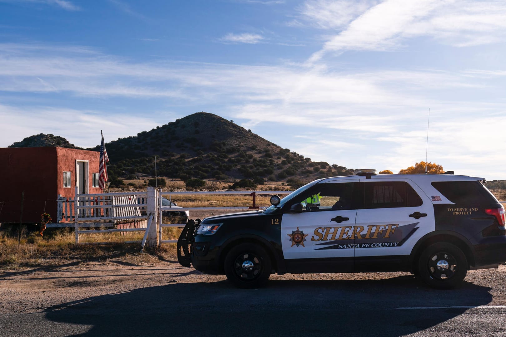 Ein Wagen des Sheriffs von Santa Fe County parkt auf der Straße am Eingang der Bonanza Creek Ranch, auf der sich der Unfall ereignete.