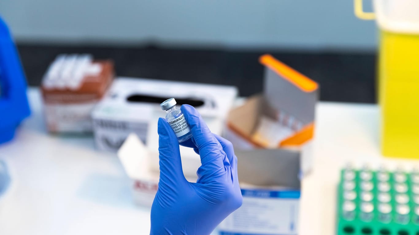 Ein Impfzentrum in Hannover: Die Sieben-Tage-Inzidenz bundesweit steigt derzeit weiter an.