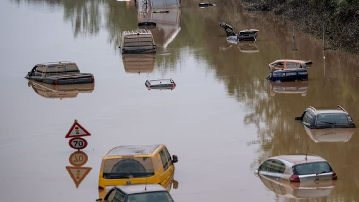 Autos stehen Mitte Juli auf der überfluteten Bundesstraße 265 im Wasser: Mehr als drei Monate nach dem Hochwasser kann die Straße nun wieder freigegeben werden.