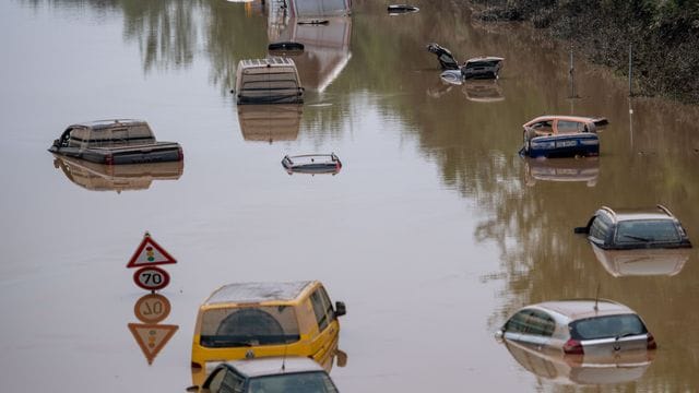 Autos stehen Mitte Juli auf der überfluteten Bundesstraße 265 im Wasser: Mehr als drei Monate nach dem Hochwasser kann die Straße nun wieder freigegeben werden. Autos stehen Mitte Juli auf der überfluteten Bundesstraße 265 im Wasser: Mehr als drei Monate nach dem Hochwasser kann die Straße nun wieder freigegeben werden.