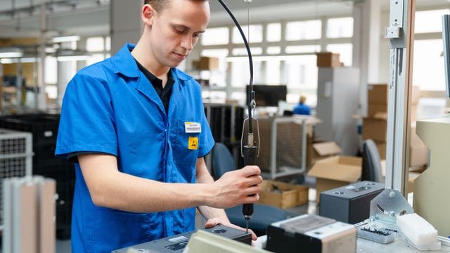 Hat schon als Kind gerne gebastelt und geschraubt: Felix Hannemann fühlt sich in seiner Ausbildung zum Elektroniker für Geräte und Systeme wohl.