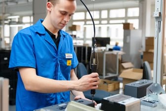 Hat schon als Kind gerne gebastelt und geschraubt: Felix Hannemann fühlt sich in seiner Ausbildung zum Elektroniker für Geräte und Systeme wohl.