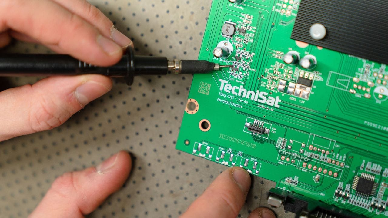 Elektroniker für Geräte und Systeme müssen sich mit Leiterplatten besonders gut auskennen, sie sind das Herzstück von TV, Radio und Co.