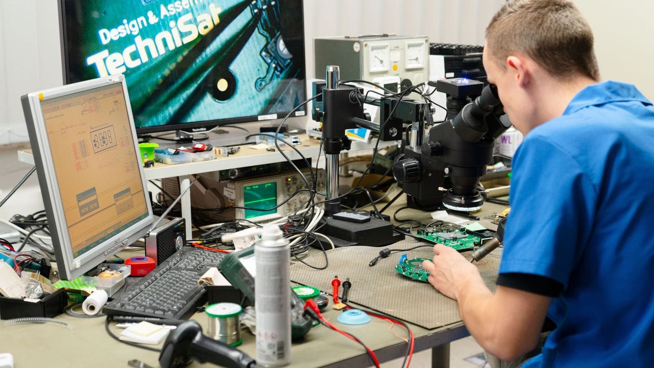 Hier sind technisches Verständnis und logisches Denken gefragt: Felix Hannemann, angehender Elektroniker für Geräte und Systeme, lötet Teile einer Platine mit Heißluft.