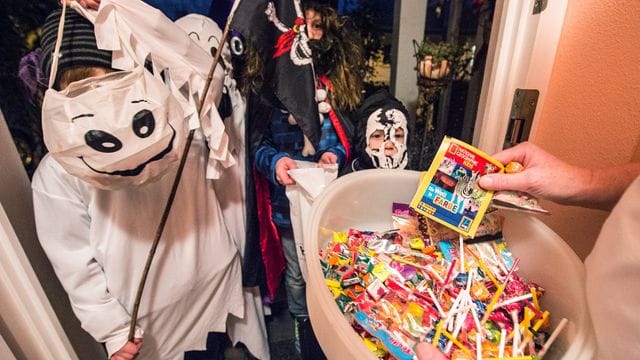 Süßigkeiten: Zu Halloween ziehen viele Kinder von Haustür zu Haustür und freuen sich über süße Sachen.