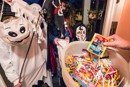 Süßigkeiten: Zu Halloween ziehen viele Kinder von Haustür zu Haustür und freuen sich über süße Sachen.