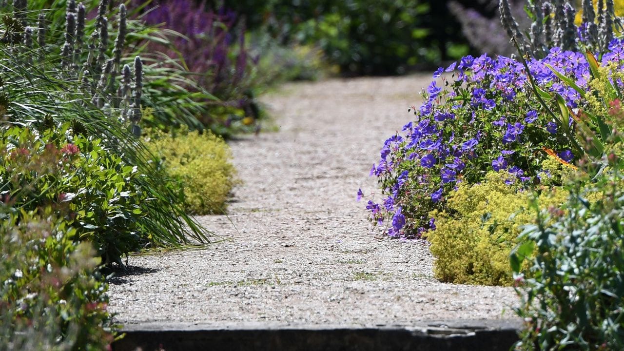 Neben funktionalen und ästhetischen Aspekten, spielen Materialien beim Anlegen eines Gartenweges eine große Rolle.
