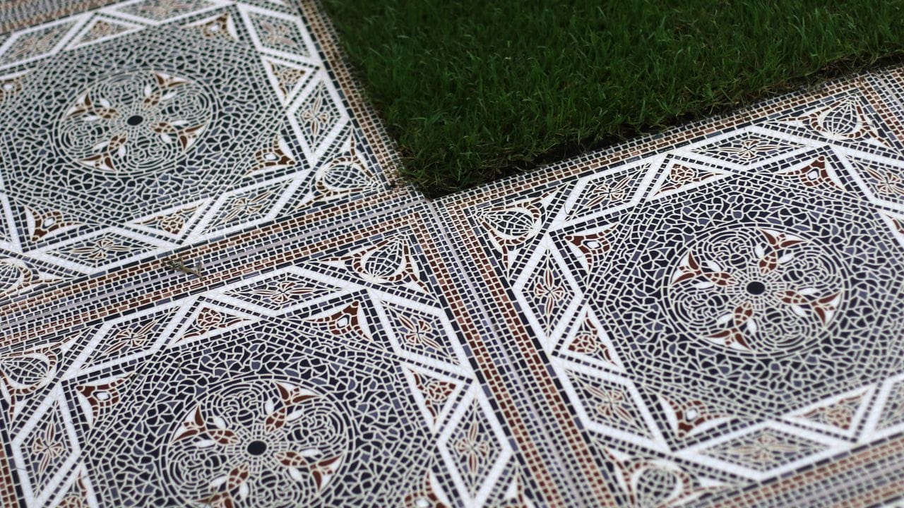 Ein Steinweg mit Mosaikmuster: Um Abwechslung zu bekommen, kann man beim Verlegen ein Muster einbauen.