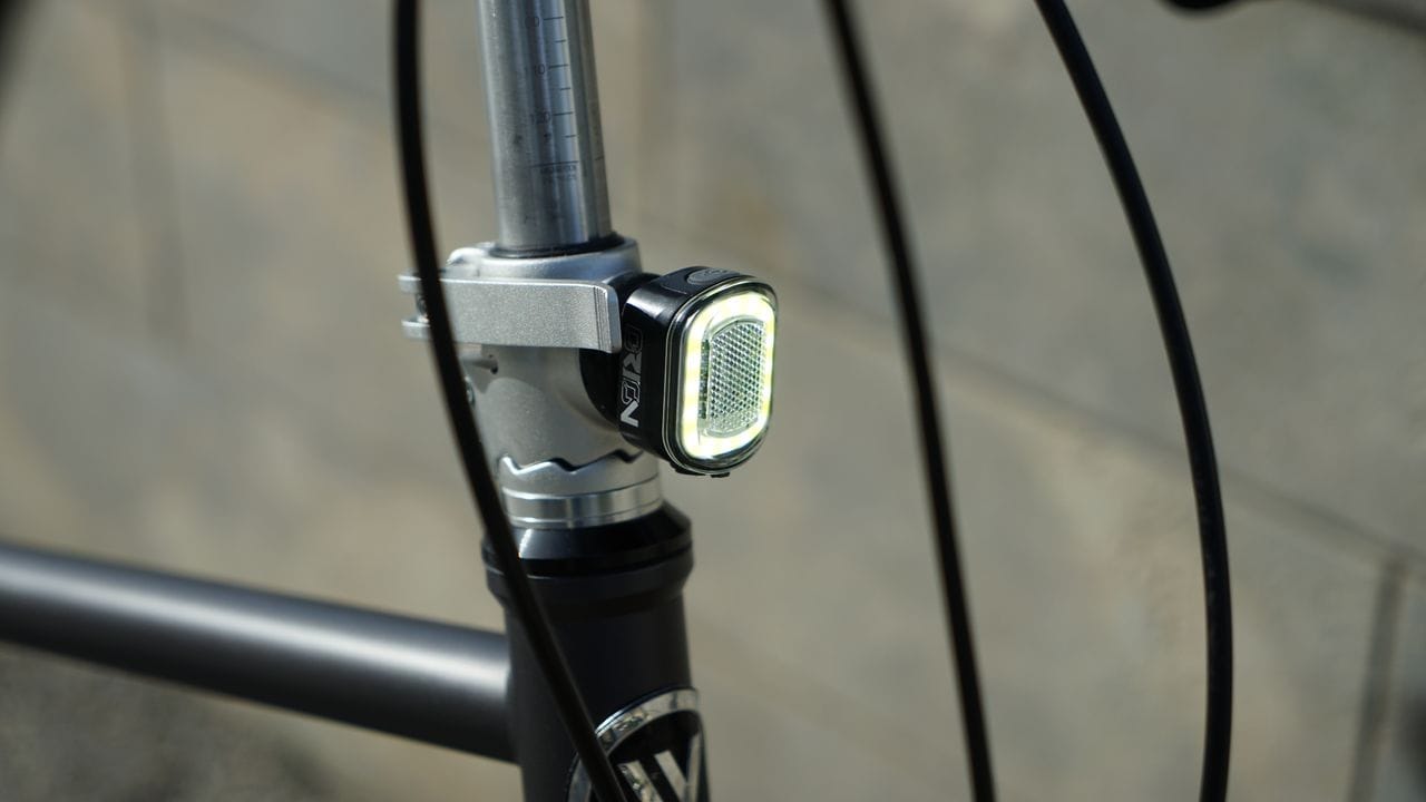 Ein Extra am Vello ist die Beleuchtung: Das Testrad fährt mit LED-Leuchten, die per Magnet gehalten werden.
