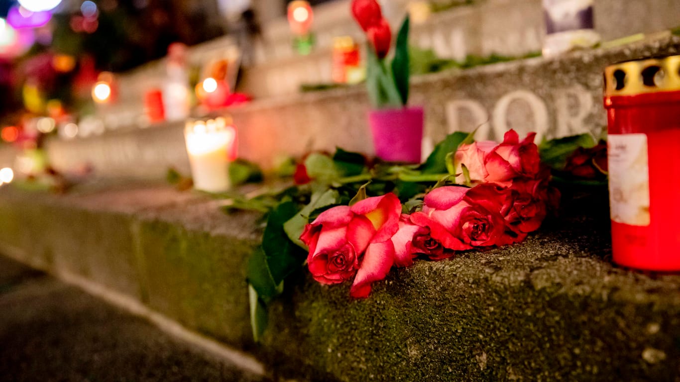 Rosen und Kerzen liegen auf dem Weihnachtsmarkt am Breitscheidplatz: Fünf Jahre nach dem islamistischen Terroranschlag ist ein Ersthelfer gestorben.