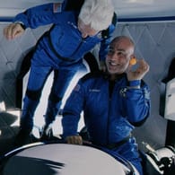 Jeff Bezos (rechts) beim Flug in der "New Shepard"-Raumkapsel: Der US-Milliardär will das Raumfahrttourismus-Programm seiner Firma Blue Origin ausbauen.