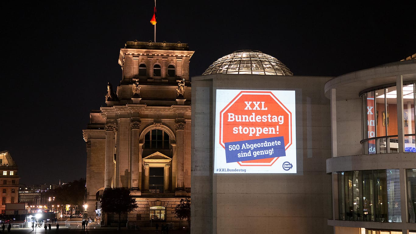 Der Bund der Steuerzahler demonstriert mit einer Lichtaktion gegen die Rekordgröße des neuen Bundestags.