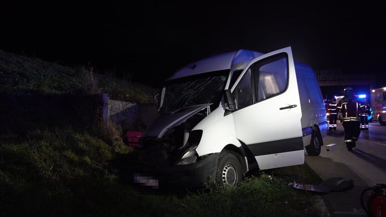 Der verunfallte Wagen: Der Sprinter kam von der Fahrbahn auf der A8 ab.