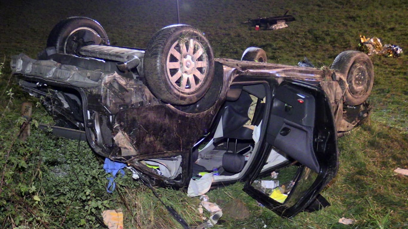 Das komplett zerstörte Auto: Der Fahrer kam mit schweren Verletzungen in die Klinik.