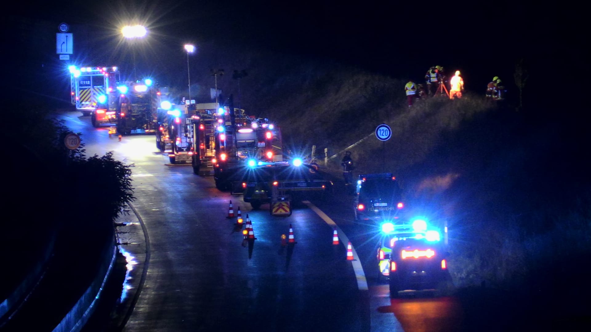 Feuerwehr auf der Autobahn: Der Lärmschutzwall an dieser Stelle wirkte wie eine Sprungschanze.