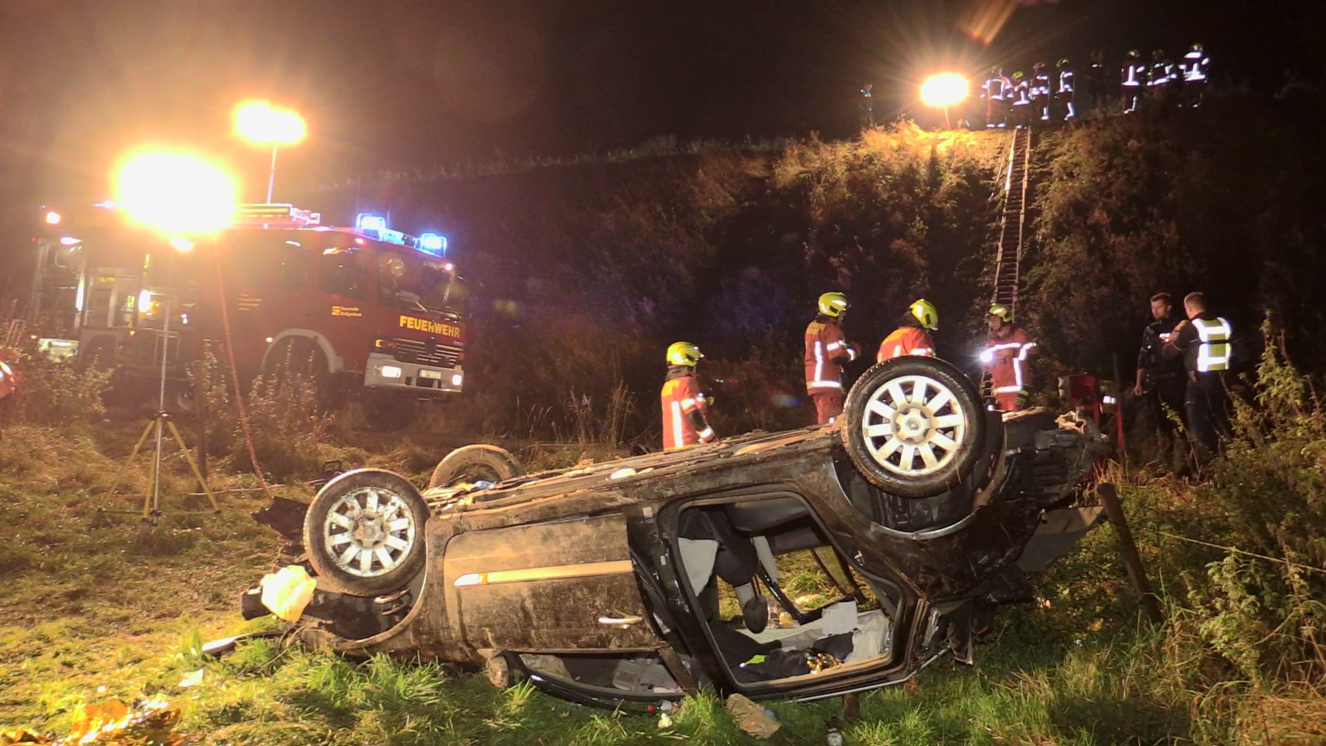 Das Auto auf dem Feld hinter dem Wall: Der Wagen flog viele Meter durch die Luft, bevor er letztlich auf dem Dach liegen blieb.