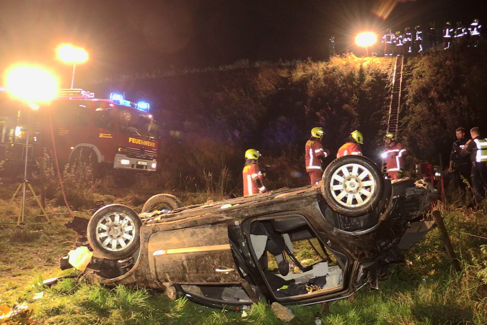 Das Auto auf dem Feld hinter dem Wall: Der Wagen flog viele Meter durch die Luft, bevor er letztlich auf dem Dach liegen blieb.