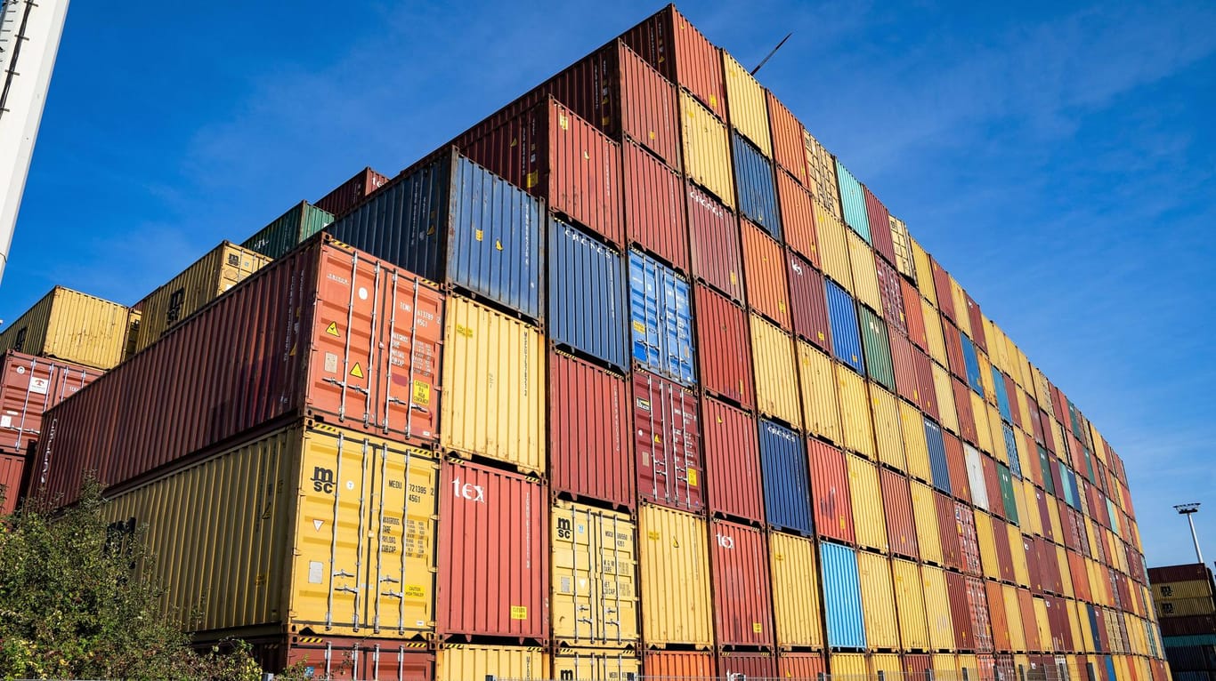 Seefrachtcontainer im Hamburger Hafen (Symbolbild): Dort soll bandenmäßiger Kokainschmuggel stattgefunden haben.