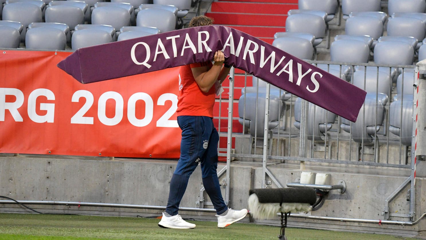 Ein Werbe-Aufsteller von Sponsor Qatar Airways wird aus der Allianz Arena getragen. Bayern-Fans wünschen sich eine Beendigung der Kooperation mit der arabischen Fluggesellschaft.