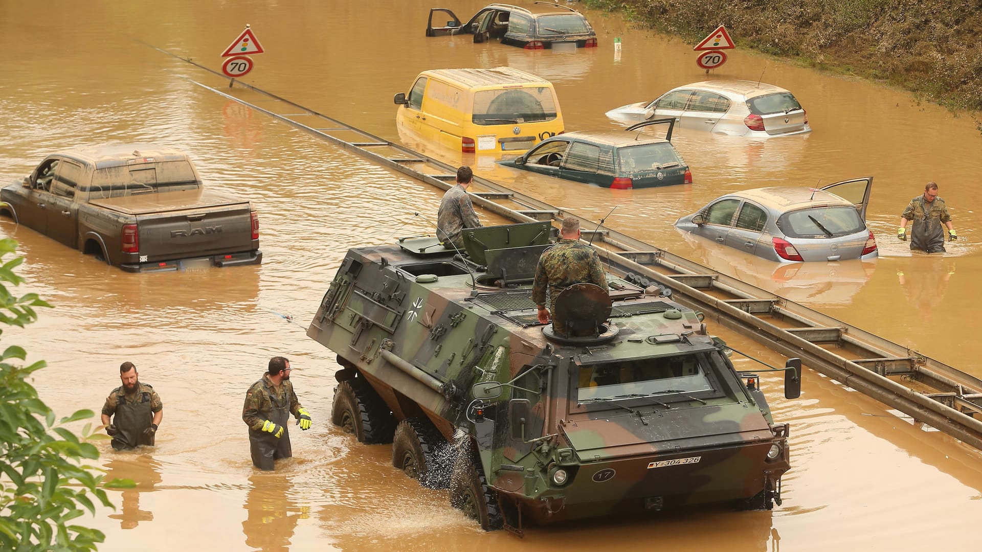 Die B265 drei Tage nach den heftigen Regenfällen: Nur mit schwerem Gerät konnte die Bundeswehr anfangen, die Fahrzeuge zu bergen.
