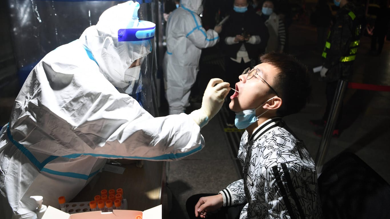 Corona-Test in Lanzhou (Archivbild): Schon im Oktober 2020 hatte medizinisches Fachpersonal an öffentlichen Plätzen Tests durchgeführt.