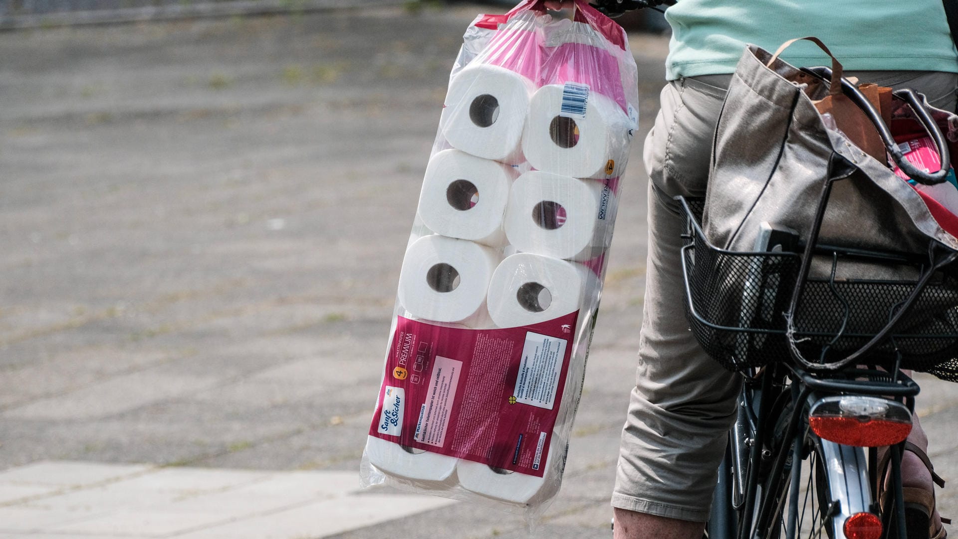 Frau mit Klopapier: In Würzburg hat eine Rentnerin zwei Betrüger hinters Licht geführt – mit Klopapier. (Symbolbild)