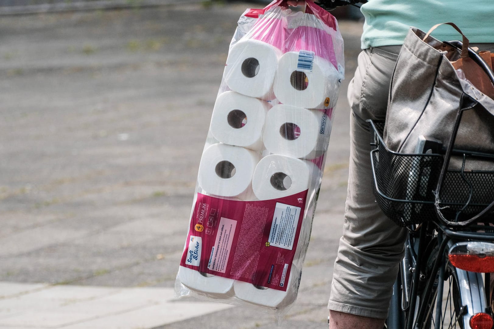 Frau mit Klopapier: In Würzburg hat eine Rentnerin zwei Betrüger hinters Licht geführt – mit Klopapier. (Symbolbild)