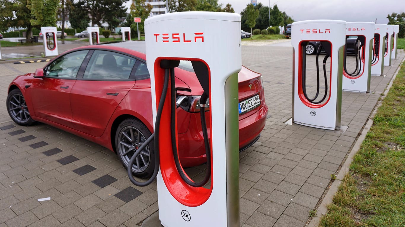 Ein E-Auto von Tesla an einer Ladesäule (Symbolbild): Durch den Großauftrag des Autovermieters Hertz ist der Elektroautobauer nun noch wertvoller.
