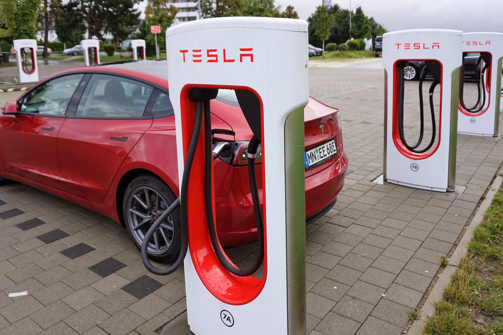 Ein E-Auto von Tesla an einer Ladesäule (Symbolbild): Durch den Großauftrag des Autovermieters Hertz ist der Elektroautobauer nun noch wertvoller.