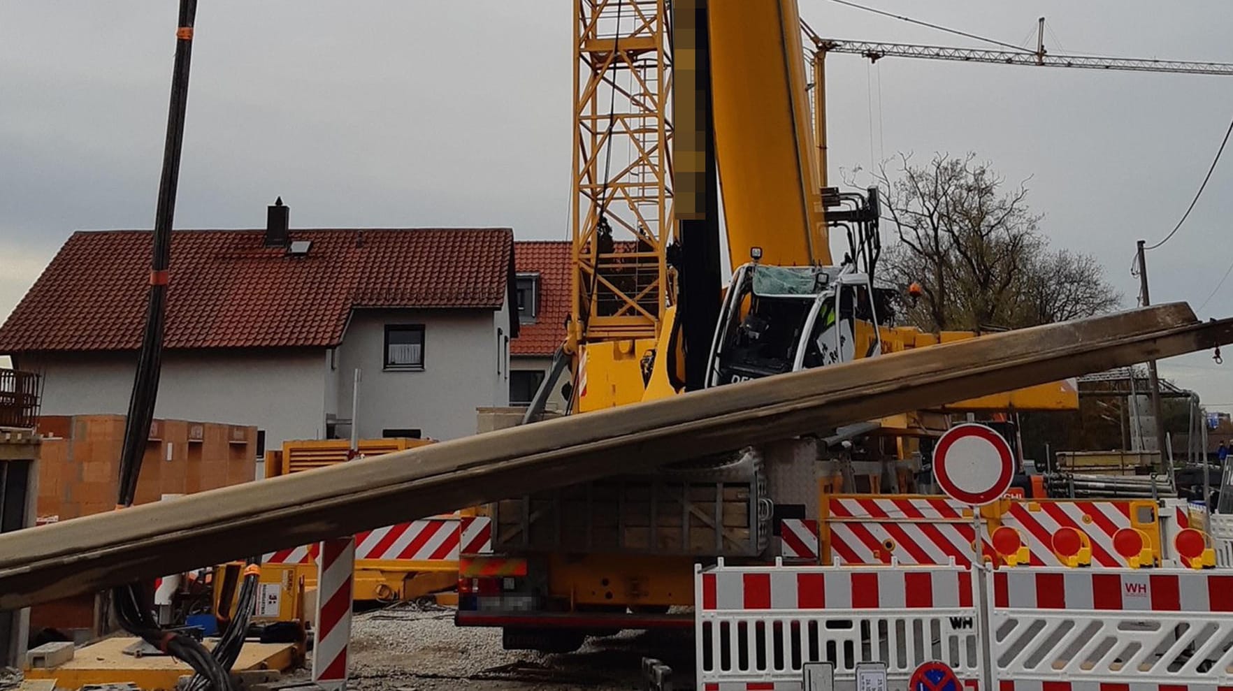 Die sogenannte Spundwand liegt auf dem Kran: Der Führer wurde durch den Unfall in München verletzt. Die sogenannte Spundwand liegt auf dem Kran: Der Führer wurde durch den Unfall in München verletzt.