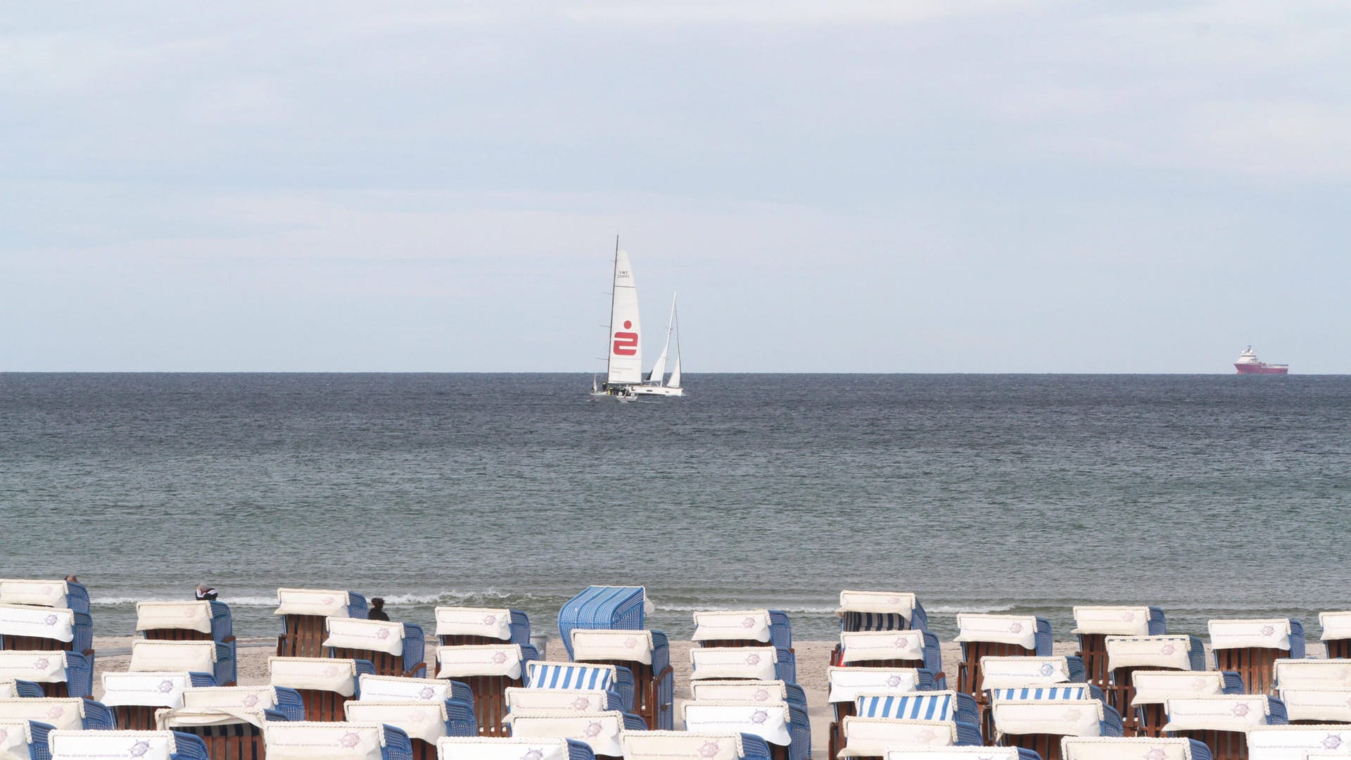 Die Ostsee bei Warnemünde (Archiv): Ein 71-Jähriger war von Rostock aus zum Angeln auf die Ostsee gefahren.