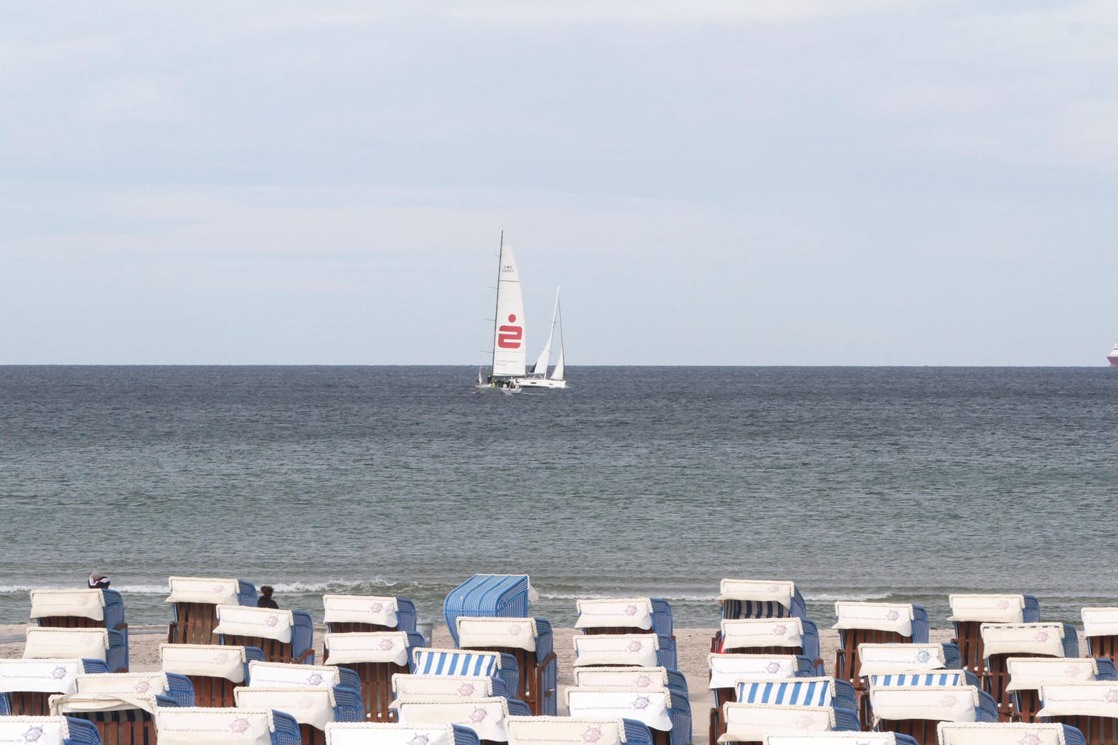 Die Ostsee bei Warnemünde (Archiv): Ein 71-Jähriger war von Rostock aus zum Angeln auf die Ostsee gefahren.