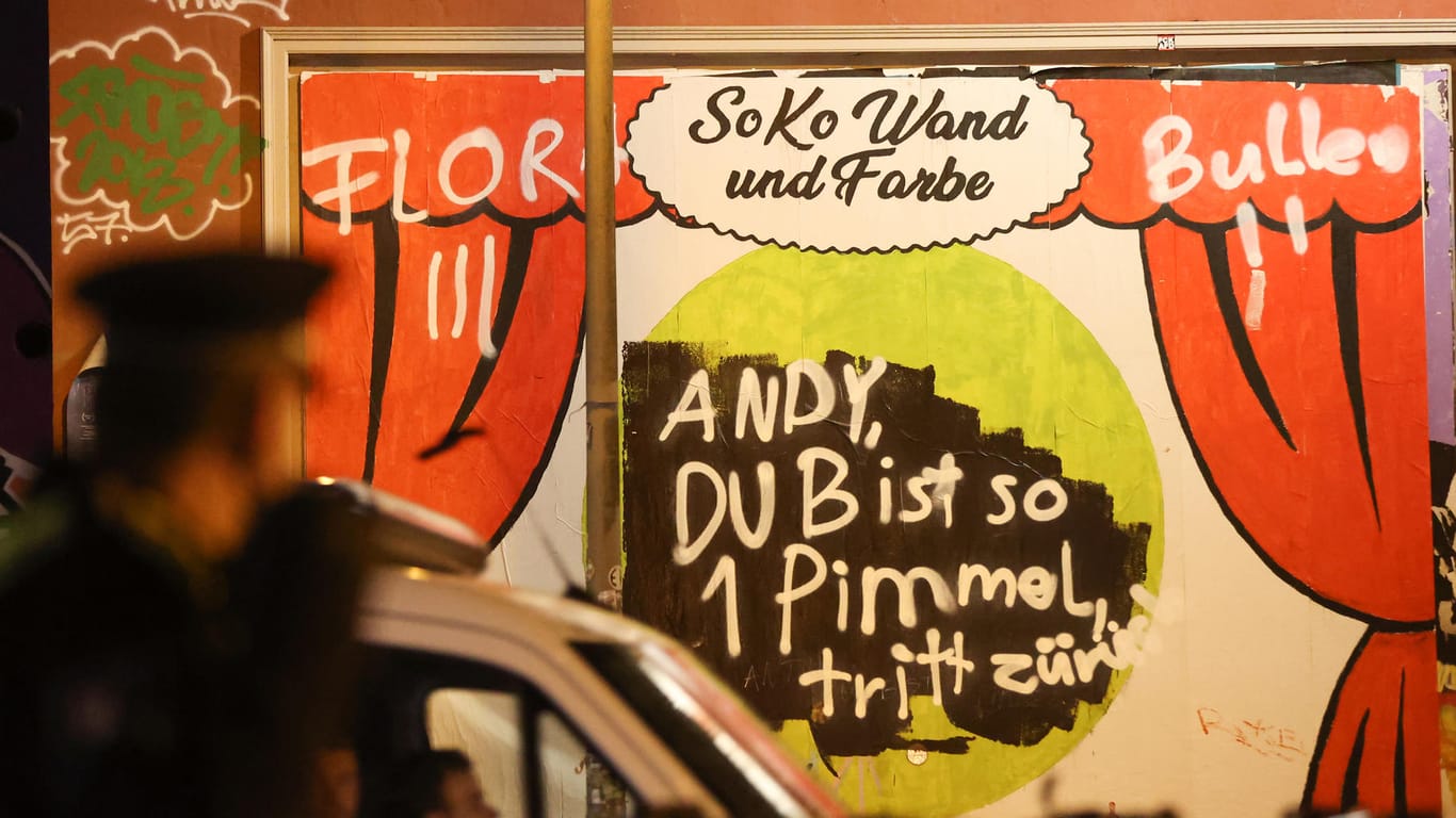 Auf einem Plakat an der Roten Flora im Schanzenviertel steht "Andy, Du bist so 1 Pimmel, tritt zurück": Der Schriftzug darf nun stehen bleiben.