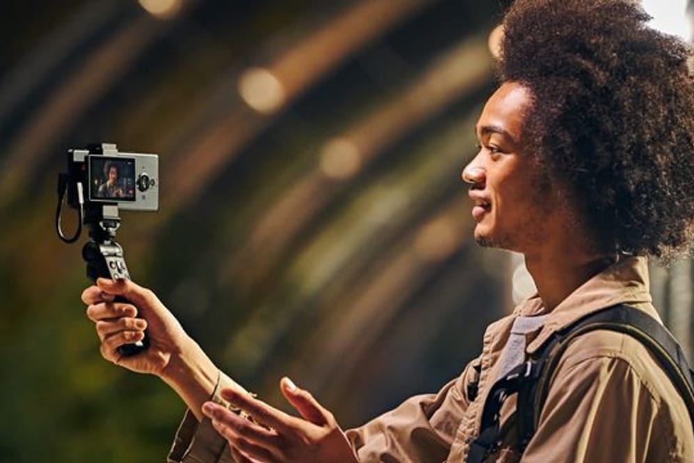 Für Vlogger: Als Video-Zubehör für das Xperia Pro-I listet Sony sowohl einen Monitor zur Bildkontrolle für die Smartphone-Rückseite als auch einen Bluetooth-Handgriff mit Steuerelementen (jeweils 199 Euro).