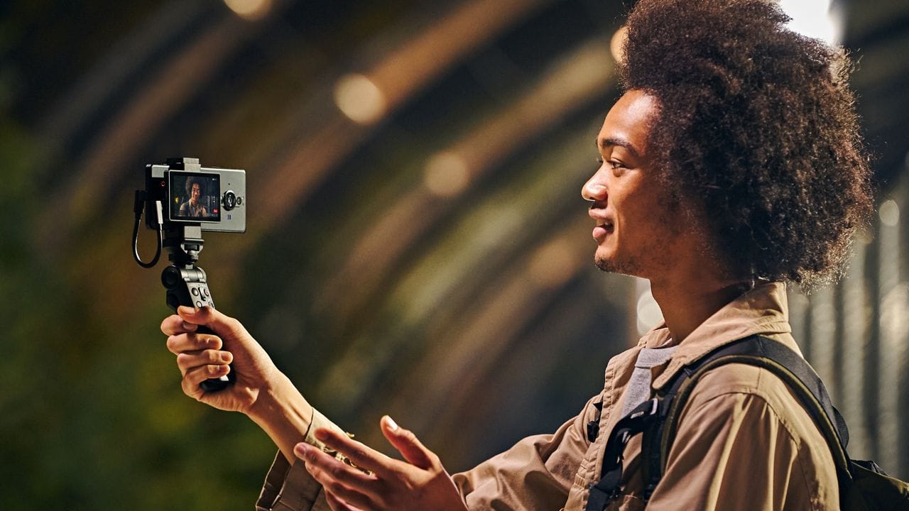 Für Vlogger: Als Video-Zubehör für das Xperia Pro-I listet Sony sowohl einen Monitor zur Bildkontrolle für die Smartphone-Rückseite als auch einen Bluetooth-Handgriff mit Steuerelementen (jeweils 199 Euro). Für Vlogger: Als Video-Zubehör für das Xperia Pro-I listet Sony sowohl einen Monitor zur Bildkontrolle für die Smartphone-Rückseite als auch einen Bluetooth-Handgriff mit Steuerelementen (jeweils 199 Euro).