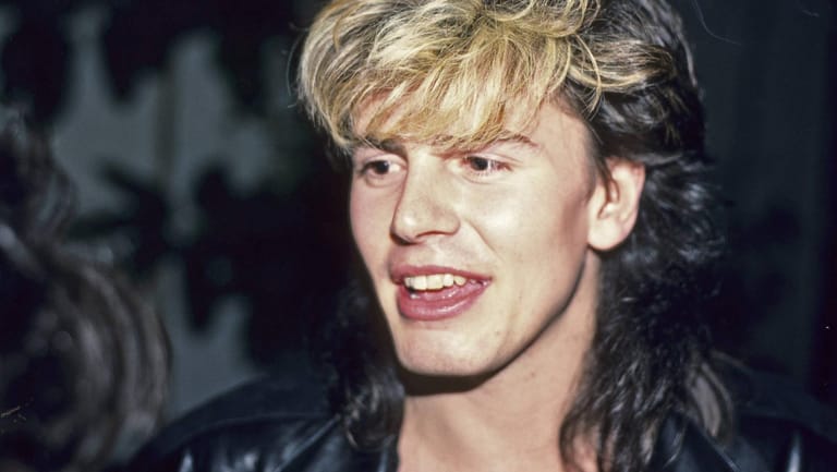 Dauerwelle, gefärbte Haare, süßes Lächeln: John Taylor 1984. Er war der Frauenschwarm von Duran Duran.