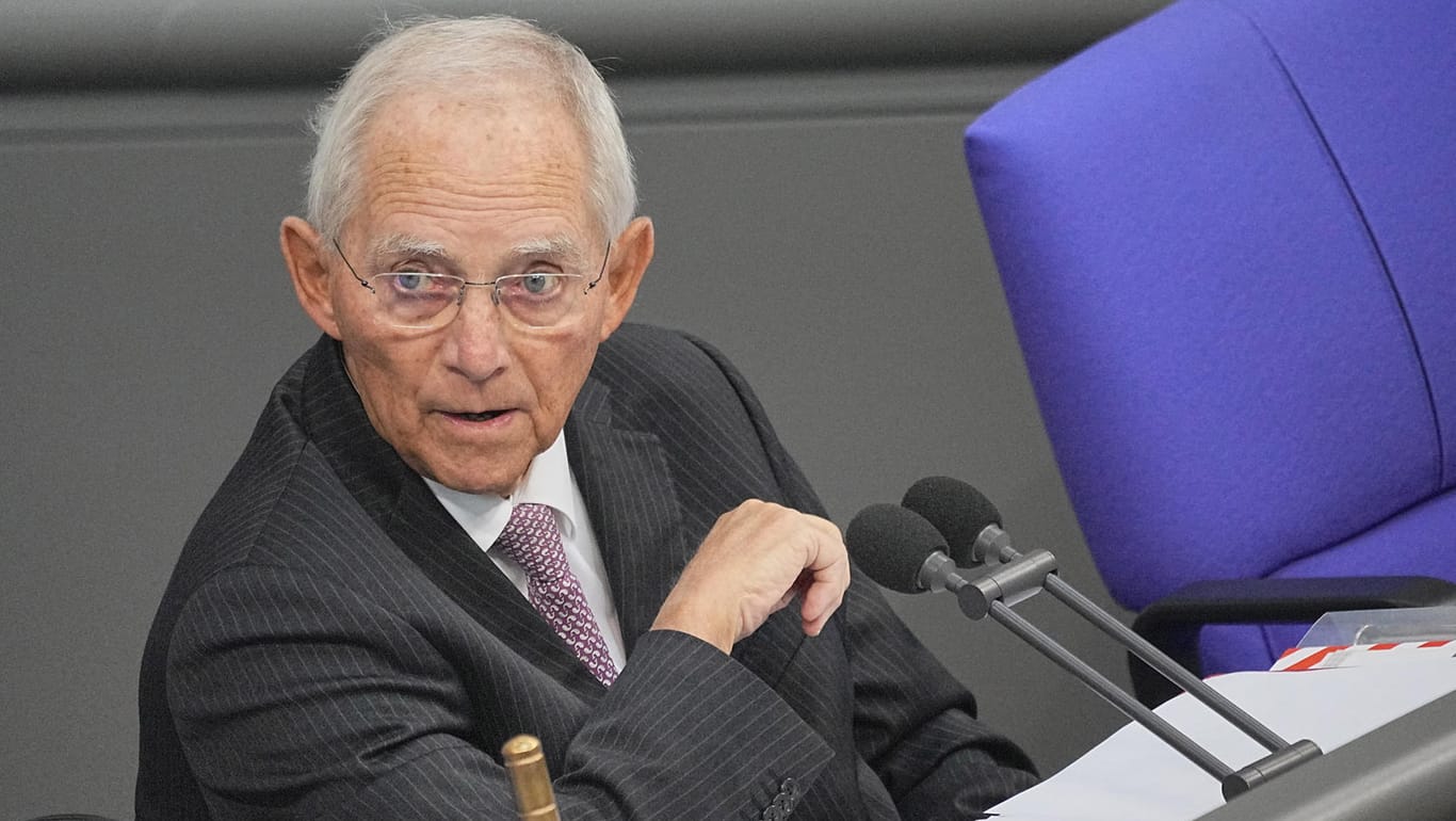 Alterspräsident Wolfgang Schäuble (CDU): "Eine Wahlrechtsreform, die ihren Namen verdient, ist allerdings keinen Deut leichter geworden".